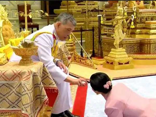 మహారాణి ఒక ఎయిర్ హోస్టెస్ మహారాణి ఒక ఎయిర్ హోస్టెస్