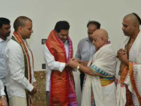 TTD Archakas met Next Chief Minister of Andhra Pradesh YS Jagan