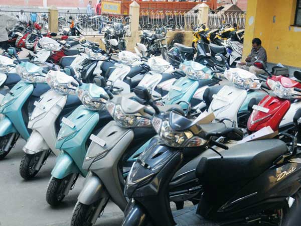 లక్షలాది సంఖ్యలో దరఖాస్తులు