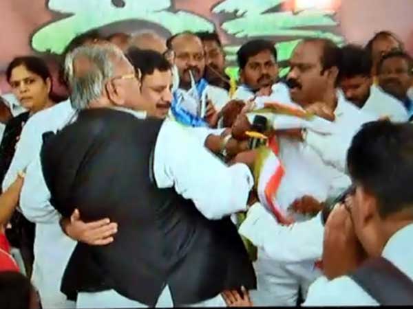 విద్యార్థి కుటుంభాలకు కోటి రుపాయల ఎక్స్‌గ్రేషియా డిమాండ్