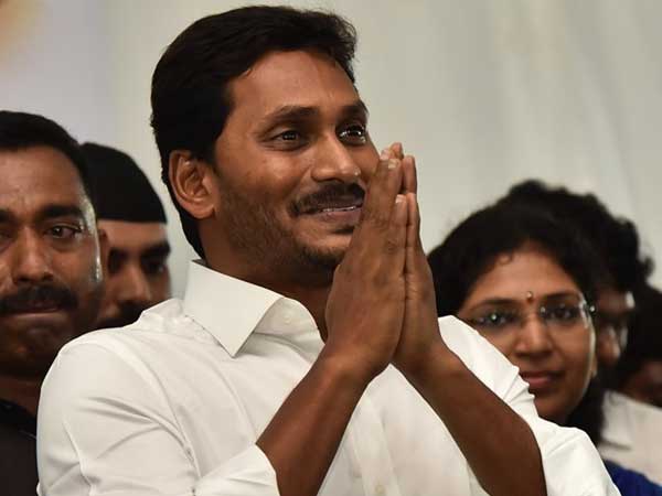 జగన్ ను కలిసిన రమణ దీక్షితులు .. ఆలయంలో కలుద్దామన్న జగన్