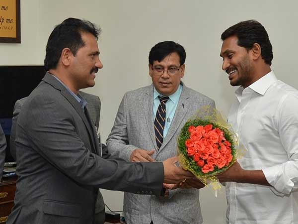 Jagan started Reviews with officials is became discussion in AP..
