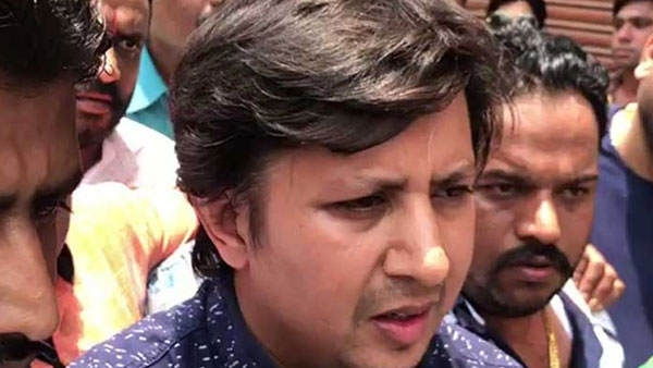 విడుదల సంధర్భంగా స్వీట్లు ,గాల్లోకి కాల్పులు, విడుదల సంధర్భంగా స్వీట్లు ,గాల్లోకి కాల్పులు,