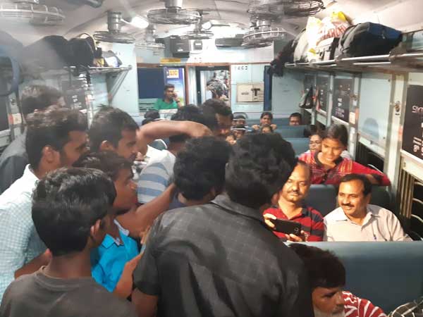 ఎమ్మెల్యే అయినా సామ్న్యులకు చేరువలో సామ్న్యుడిగా ప్రవర్తించే మంగళగిరి ఎమ్మెల్యే ఆళ్ళ