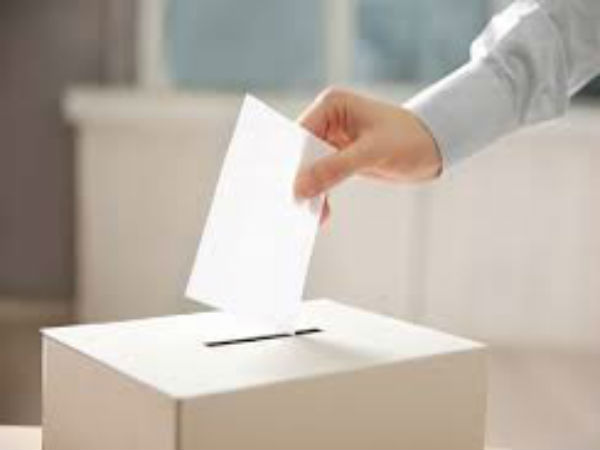 బ్యాలెట్ బాక్సుల్లో వర్షపు నీరు బ్యాలెట్ బాక్సుల్లో వర్షపు నీరు