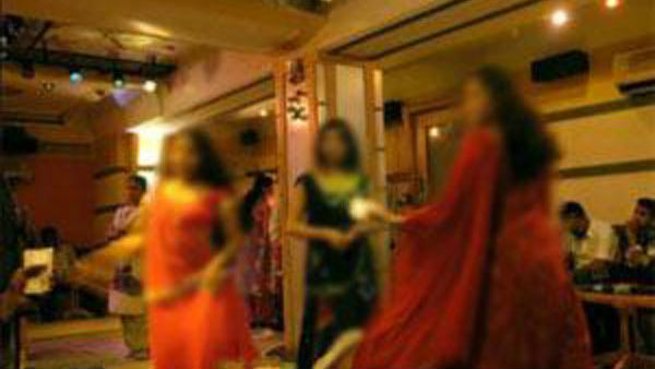 యువకులను రెచ్చగొట్టిన డ్యాన్సర్.. దుస్తులు పైకి లేపుతూ..!