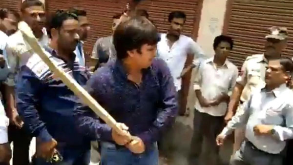 రెండువర్గాలుగా చీలి ..