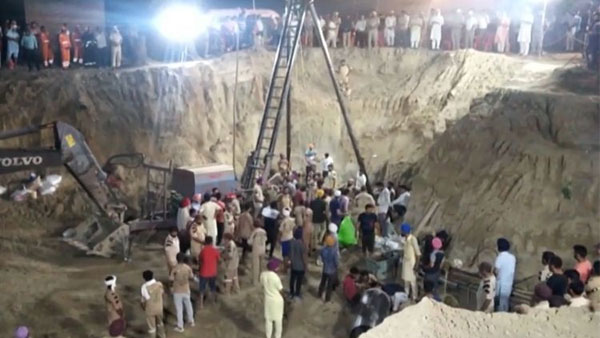 ఆడుకుంటూ బోరుబావిలో పడిపోయిన చిన్నారి