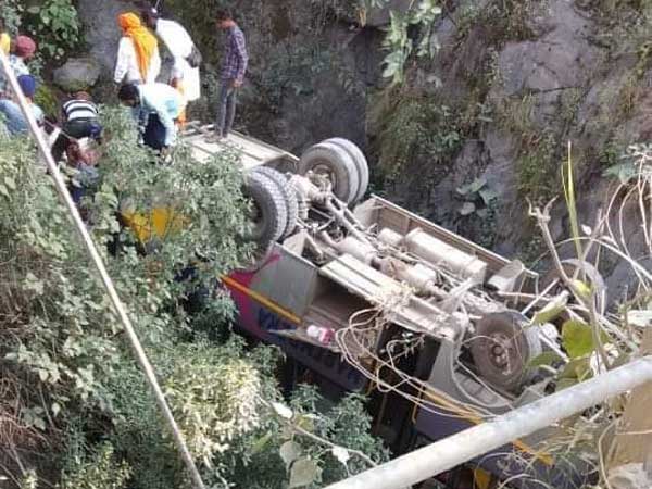16 passengers injured in bus accident on Badrinath highway near Kaleshwar in Uttarakhand 16 passengers injured in bus accident on Badrinath highway near Kaleshwar in Uttarakhand