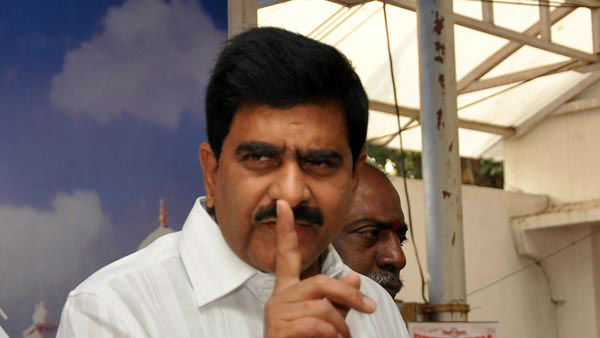 కేసులకు భయపడి పిరికిపందల్లా పారిపోతారా అని ప్రశ్నించిన దేవినేని ఉమా 