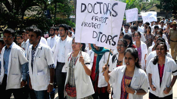 రోగి మరణంతో జూడాలపై దాడి