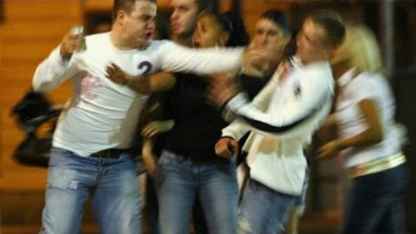  పుట్టినరోజు వేడుకలకు పబ్ కు వెళ్ళిన 9మంది స్నేహితులు .. టిష్యూ పేపర్లు కింద పడటమే ఘర్షణకు కారణం