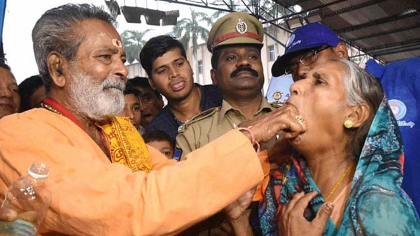 చేప ప్రసాదం పంపిణీకి గ్రీన్ సిగ్నల్ ఇచ్చిన హైకోర్టు .. పిటీషనర్ పై పలు ప్రశ్నలు సంధించిన కోర్టు చేప ప్రసాదం పంపిణీకి గ్రీన్ సిగ్నల్ ఇచ్చిన హైకోర్టు .. పిటీషనర్ పై పలు ప్రశ్నలు సంధించిన కోర్టు