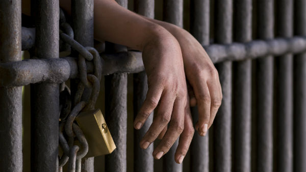 చుక్కలు చూపిస్తున్న సౌదీ చట్టాలు..! ప్రేమికుడు బయటపడేది ఎలా..!!