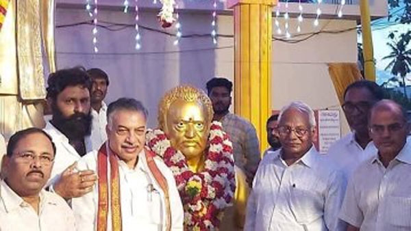 Civil Supplies Minister of AP Kodali Nani unveil the statue of late Nandamuri Harikrishna