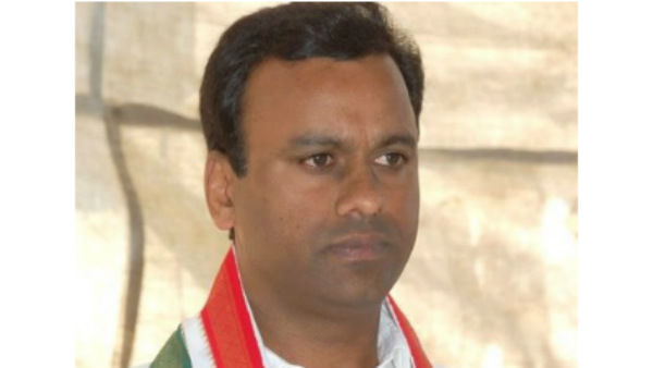 రాజగోపాల్‌రెడ్డి బీజేపీ అధ్యక్షుడు అమిత్‌ షాను కలిసి కమలదళంలో చేరే అవకాశం నల్లగొండ జిల్లా మునుగోడు కాంగ్రెస్‌ ఎమ్మెల్యే కోమటిరెడ్డి రాజగోపాల్‌రెడ్డికాంగ్రెస్ పార్టీ పట్ల తీవ్ర అసహనంతో ఉన్నారు. అందుకే ఆయన పార్టీ మారేందుకు సిద్ధమయ్యారు. ఈ నేపధ్యంలో జూన్ 17వ తేదీ సోమవారం ఢిల్లీ వెళ్లనున్న రాజగోపాల్‌రెడ్డి బీజేపీ అధ్యక్షుడు అమిత్‌ షాను కలిసి కమలదళంలో చేరే అవకాశం ఉందని భావిస్తున్నారు. ఇది ఇప్పుడు రాజకీయ వర్గాల్లో హాట్ టాపిక్ గా మారింది . కాంగ్రెస్ పార్టీ అసెంబ్లీ, పార్లమెంటు ఎన్నికల్లో ఓడిపోవటానికి కాంగ్రెస్‌ పార్టీ రాష్ట్ర నాయకత్వమే కారణమని , కానీ రాష్ట్ర నాయకత్వాన్ని మార్చే విషయంలో అధిష్టానం నిమ్మకు నీరెత్తినట్టు వ్యవహరిస్తుందని కాంగ్రెస్ నేత రాజగోపాల్ రెడ్డి ఆరోపిస్తున్నారు. ఇక రాష్ట్ర నాయకత్వంలో మార్పు లేకుంటే రాష్ట్రంలో కాంగ్రెస్‌కు భవిష్యత్‌ లేదన్న నిర్ణయానికి వచ్చారు రాజగోపాల్‌రెడ్డి. మునుగోడు నుండి ఎమ్మెల్యేగా గెలిచినా తనకు టీపీసీసీ అధ్యక్షుడిగా అవకాశం ఇవ్వాలని కోరారు. కానీ దానిపై అధిష్టానం స్పందించలేదు . ఇక ఈ నేపధ్యంలోనే ఆయన తన అసహనాన్ని వెళ్లగక్కారు . దేశప్రజలంతా బీజేపీ, ప్రధాని మోదీ వైపు చూస్తున్నారన్న వాదాన్ని వినిపించారు. ఇక దీంతో ఆయన పార్టీ మారతారనే భావన తెరమీదకు వచ్చింది. 