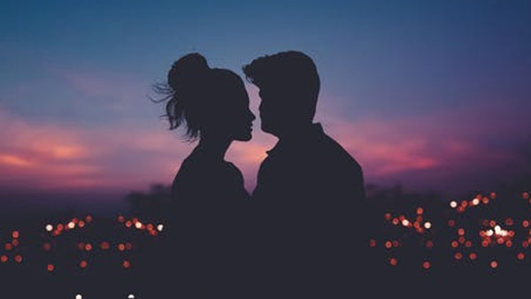 బహిరంగంగా ప్రేమజంట చేస్తున్న పాడుపని ప్రశ్నించటమే నేరం ..