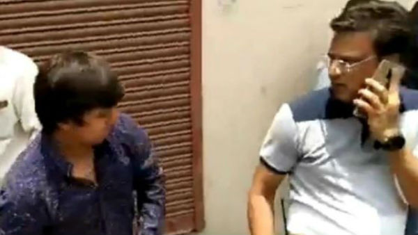 బ్యాట్‌తో దాడి ..