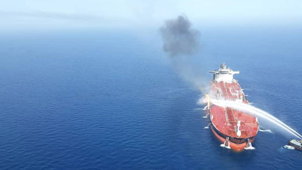 రెండు నౌకలపై దుండగుల దాడి 