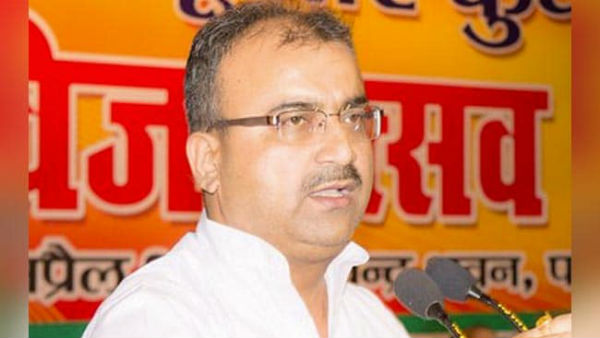 ప్రెస్ మీట్‌లోనే క్రికెట్ గురించి ఆరా