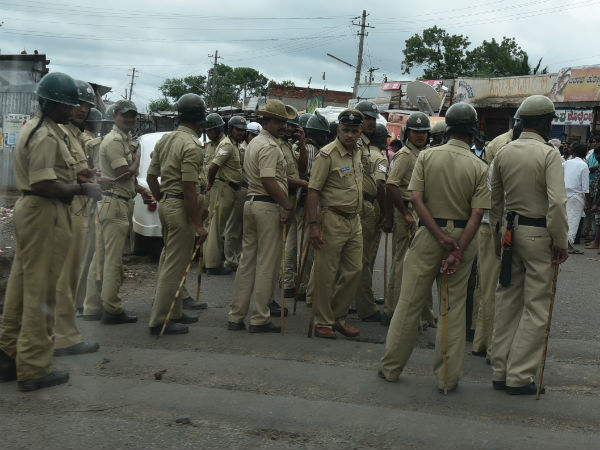సివిల్ డ్రెస్‌లో పోలీసులు..
