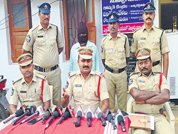 నిందుతున్ని పట్టించిన కత్తి...