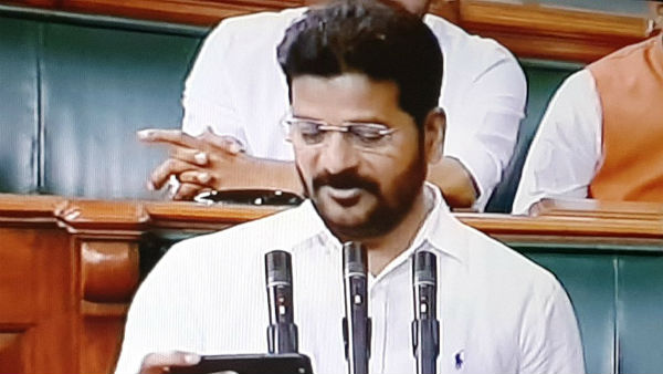  మొబైల్‌లో చూస్తూ తడబడ్డ రేవంత్