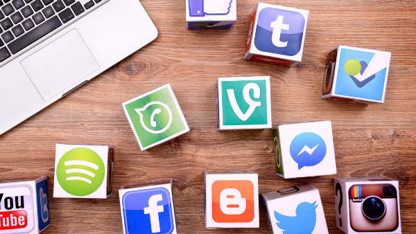 నేతల ఆరోపణలకు సోషల్ మీడియా వేదిక నేతల ఆరోపణలకు సోషల్ మీడియా వేదిక