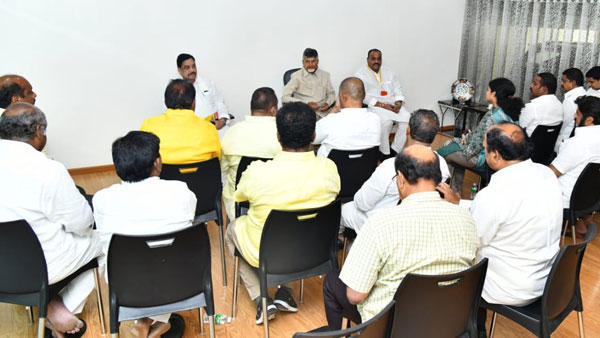ప‌సుపు చొక్కాల‌తో టీడీపీ ఎమ్మెల్యేలు