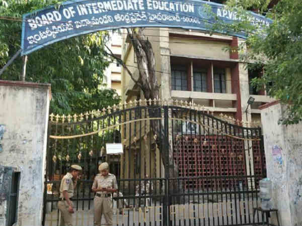  ఇంకా పూర్తికాని 8 వేల జవాబుపత్రాల స్కానింగ్‌..! ఆవేదనలో విద్యార్థలు..!!