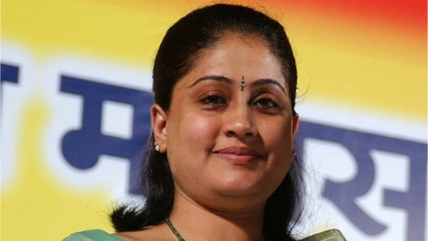 కేసీఆర్ వ్యూహాలన్నీ బెడిసి కొట్టటమే బైసన్ పోలో గ్రౌండ్ మార్చటానికి కారణం అన్న విజయశాంతి కేసీఆర్ వ్యూహాలన్నీ బెడిసి కొట్టటమే బైసన్ పోలో గ్రౌండ్ మార్చటానికి కారణం అన్న విజయశాంతి