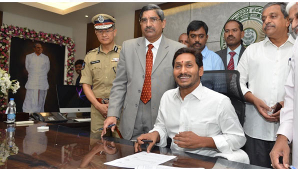  ఆర్థిక లోటును జగన్ ఎలా అదిగమిస్తారు..! అంతా అయోమయమే..!!