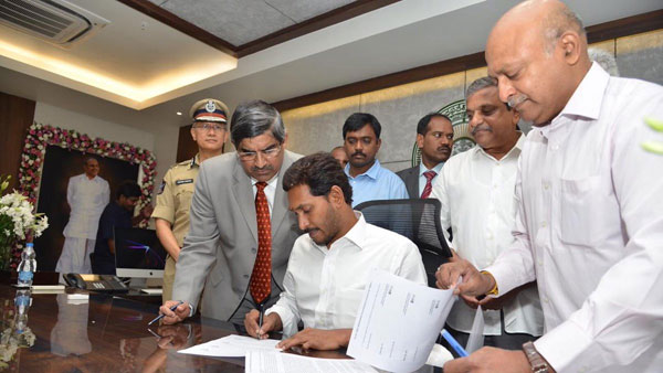 నవరత్నాలు పొదిగిన ఛాంబర్ నవరత్నాలు పొదిగిన ఛాంబర్