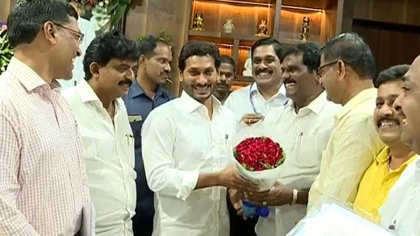 జ‌గ‌న్‌తో ఆర్టీసీ జేఏసీ నేత‌ల భేటీ..