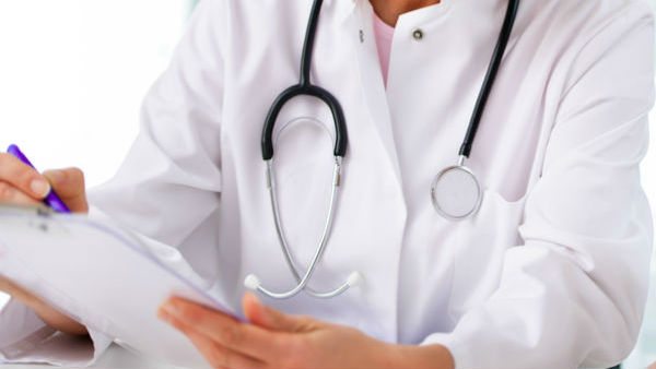 వరంగల్ లో డాక్టర్ పై కుట్ర చేసింది మరో డాక్టర్ .. స్నేహితుడే అయినా సుపారీ ఇచ్చి మహిళను పంపి కుట్ర 