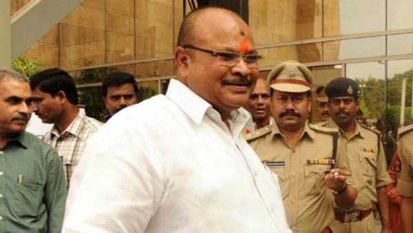 బీజేపి వైపు చూస్తున్న రాయపాటి..! నిలువరిస్తున్న కన్నా..!! బీజేపి వైపు చూస్తున్న రాయపాటి..! నిలువరిస్తున్న కన్నా..!!