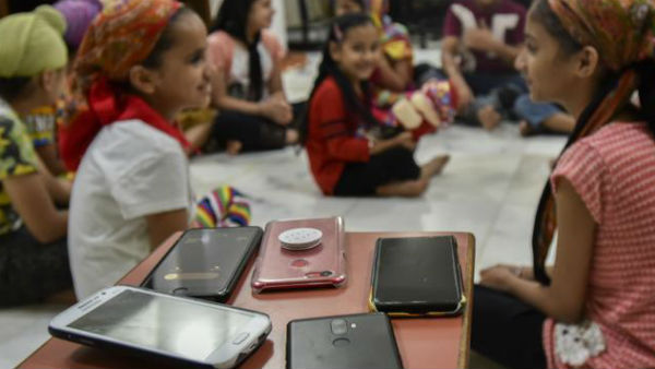 నెలల వయసులోనే ఫోన్‌కు బానిస