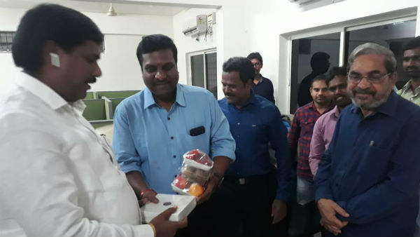 Allam Narayana and Amar visit One India Telugu new office Allam Narayana and Amar visit One India Telugu new office