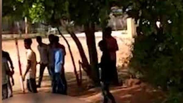 కసిగా కొట్టారు.. కిందపడిపోయినా కూడా వదల్లేదు..! కసిగా కొట్టారు.. కిందపడిపోయినా కూడా వదల్లేదు..!