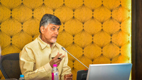 సదా వారిద్దరి పక్కనే.. సదా వారిద్దరి పక్కనే..