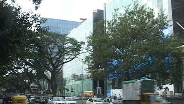 హిందీలో మాట్లాడటంపై అభ్యంతరం 