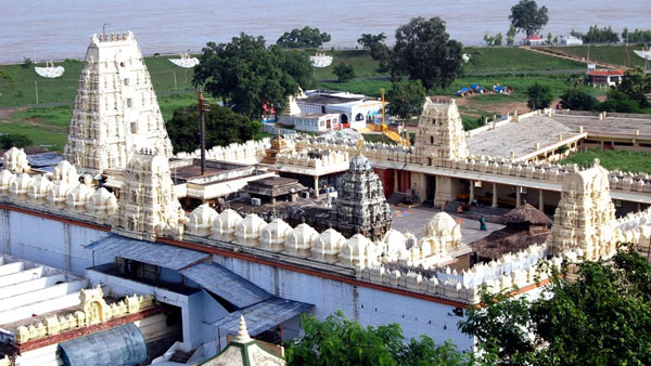 రాములోరికి దూరంగా చంద్రుడు..! అయోమయంలో భక్తులు..!!