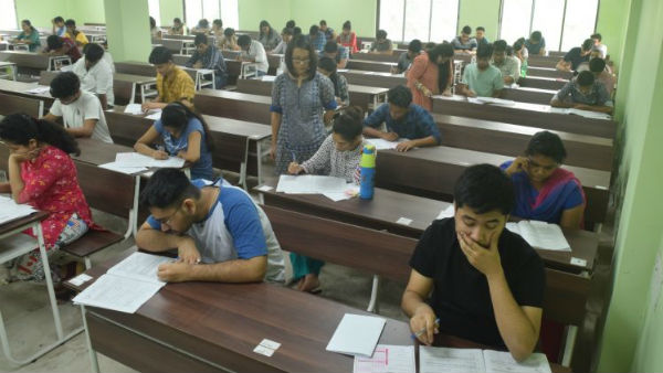 గవర్నర్ ఒకరి చేతిలో కీలుబొమ్మా అనే ప్రశ్న