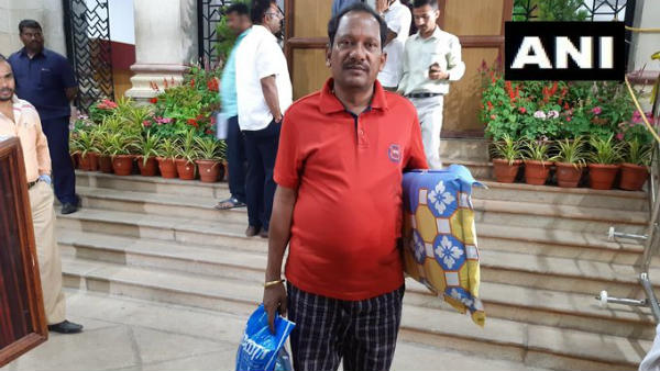 బారులు తీరిన కుటుంబ స‌భ్యులు