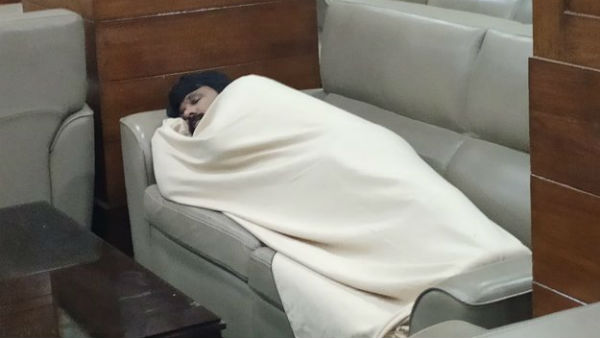 పొద్దున్నంతా ఖ‌ద్ద‌రు దుస్తుల్లో..రాత్రిక‌ల్లా షార్ట్స్‌, టీష‌ర్టుల‌తో