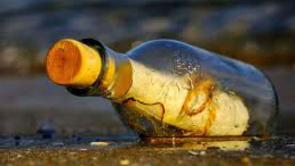 సముద్ర తీరంకు కొట్టుకువచ్చిన బాటిల్