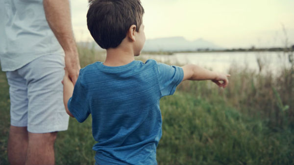 ఆధారాలు చూపిన బాలుడు ఆధారాలు చూపిన బాలుడు