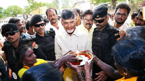 చంద్ర‌బాబు వ‌ద్ద మ‌హిళ‌ల ఆవేద‌న‌...