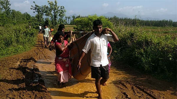 preganant lady taken to hospital by carrying some people preganant lady taken to hospital by carrying some people