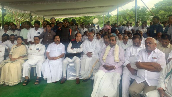 Karnataka former Speaker Ramesh Kumar and Former CM Siddaramaiah participated in Jaipal Reddys funeral